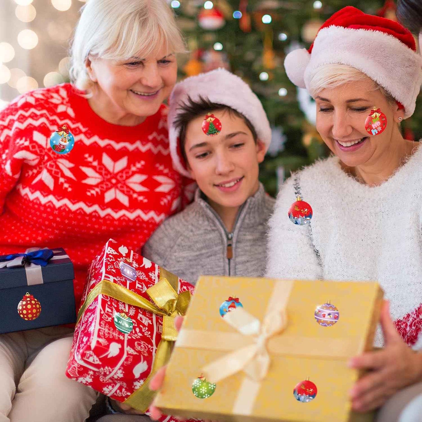 800 Pieces Christmas Stickers Roll 16 Designs Cards Envelope Stickers for Christmas Party Classroom Decor Holiday Crafts Supplies