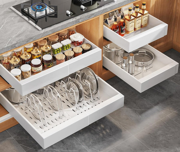 Expandable pull out cabinet organizer for framed cabinets with adjustable width