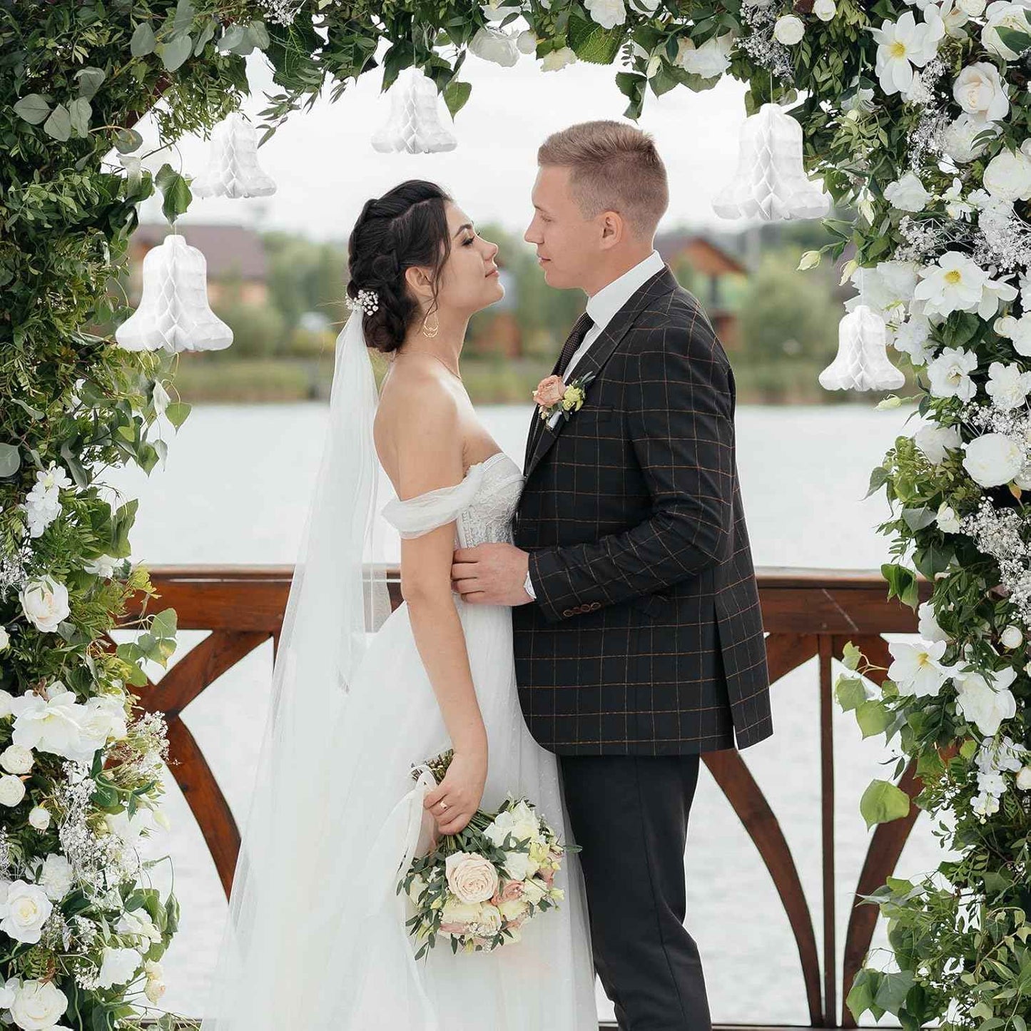 24 Pcs Paper Wedding Bells White Hanging Big Bridal Honeycomb Wedding Bells Decorations for Ceremony Parties Baby Showers Christmas Decorating Supplies, 7.9inch and 11.8inch